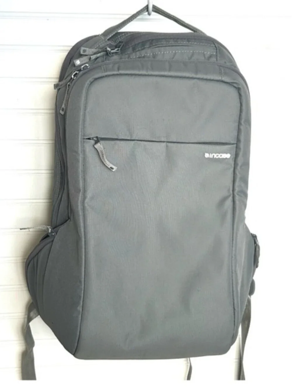 Incase ICON Backpack – Large Tech Backpack Laptop Tablet Phone pockets Gray